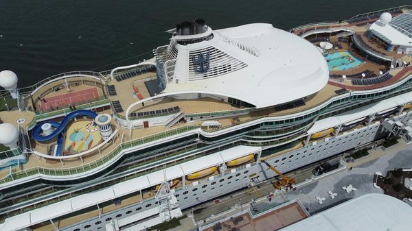 Quels chalets dans les Alpes offrent des cours de ski de randonnée et des séances de spa?